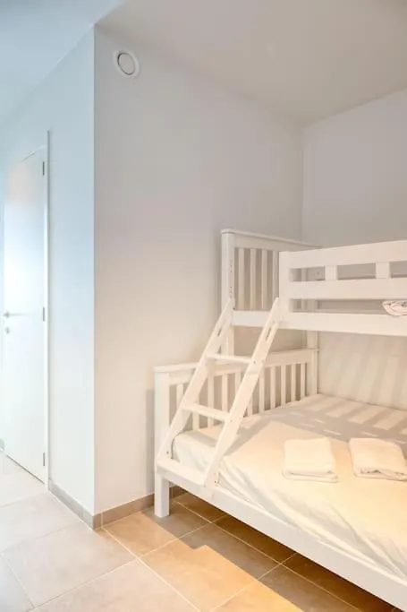 Family-Friendly Beachside Retreat For 5 In Ostenda 0*,