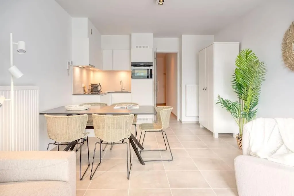 Family-Friendly Beachside Retreat For 5 In Ostenda Apartament
