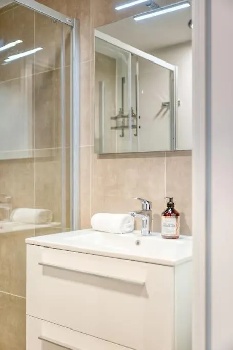 Family-Friendly Beachside Retreat For 5 In Oostende België